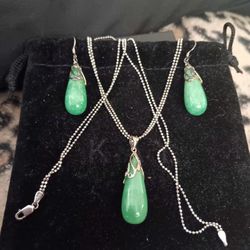 GREEN JADE TEARDROP NECKLACE & EARRING SET