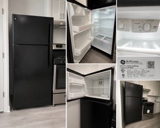 GE 17.5 Cu. Ft. Refrigerator – Works Great – Clean – Pickup Only