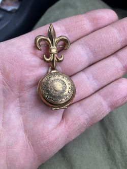 Adolph Katz 1948 Coro Pegasus Pat Pend 4 Photo Locket Brooch Pin Gold Tone Lisa 