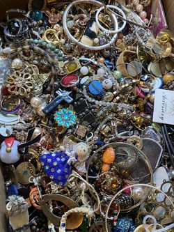 Huge Craft Lot – 25 Pounds of Mixed Fashion Jewelry / Findings