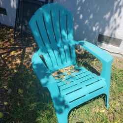 2 Plastic Outdoof Lounge Chairs