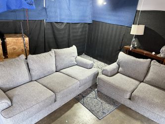 Broyhill oversized couch (DELIVERY AVAILABLE) Excellent condition