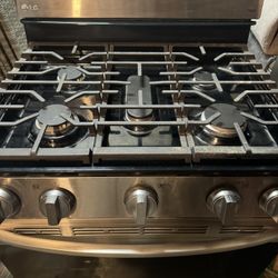 LG 30-in 5 burners 6.3-cu ft Air Fry Convection Oven Natural Gas Range Stove