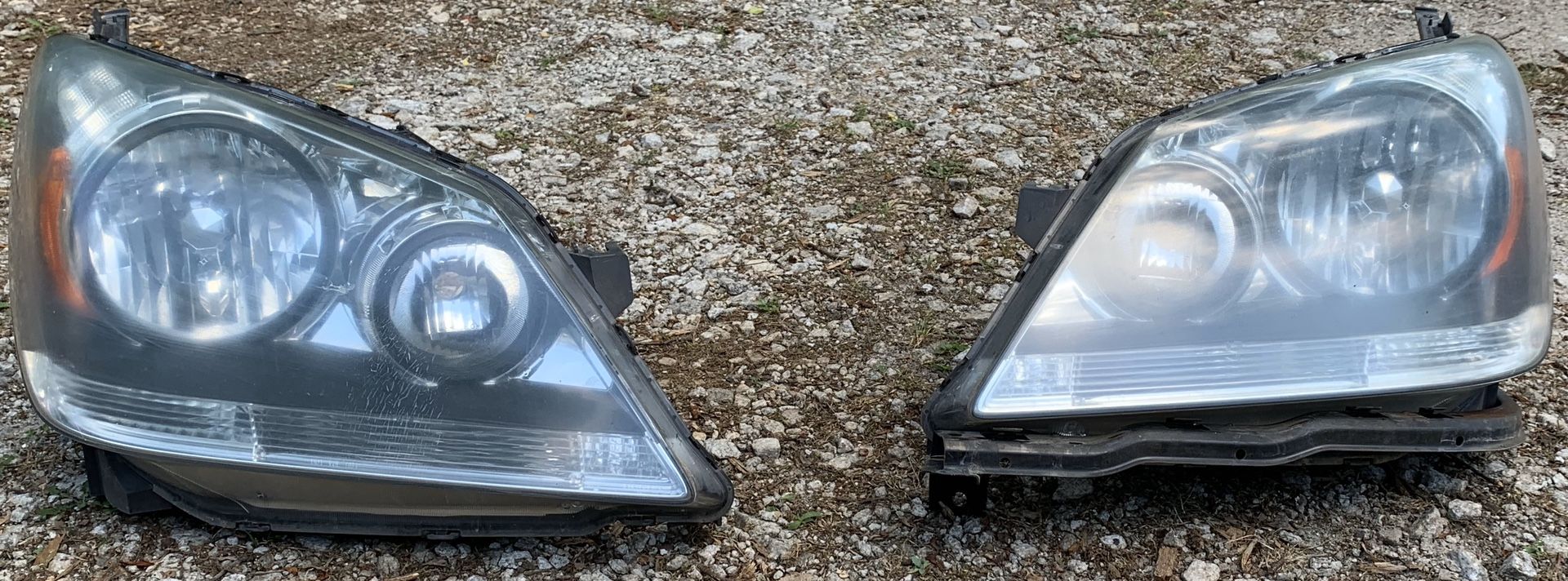 Used pair of OEM headlight assemblies taken off of a 2006 Honda Odyssey