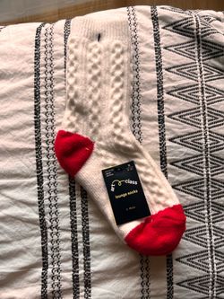 Art Class red + white lounge socks