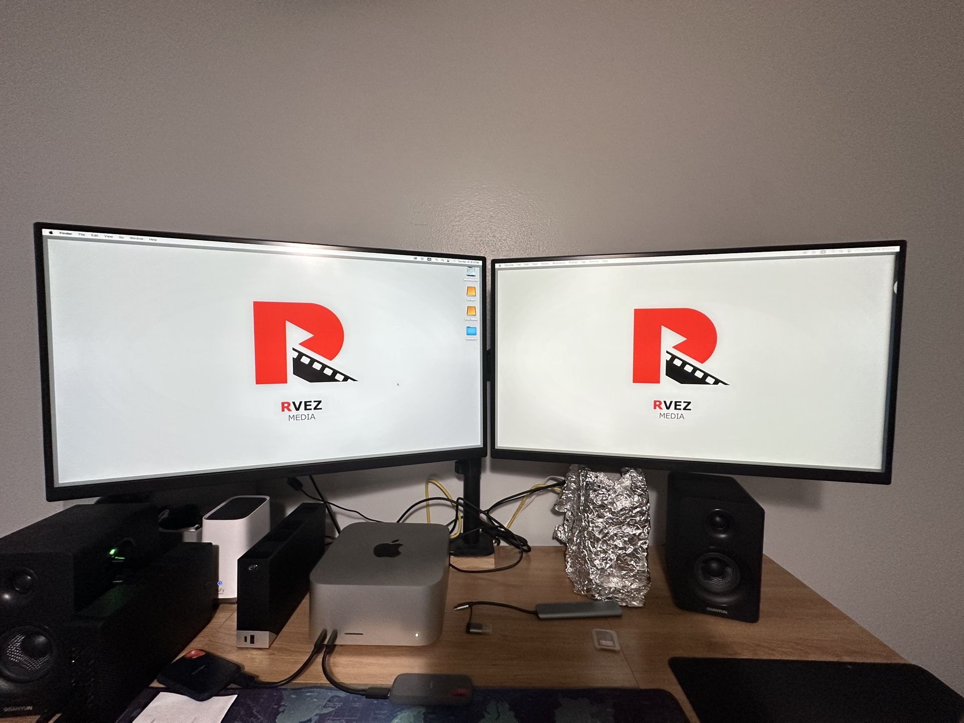 2 LG Monitors