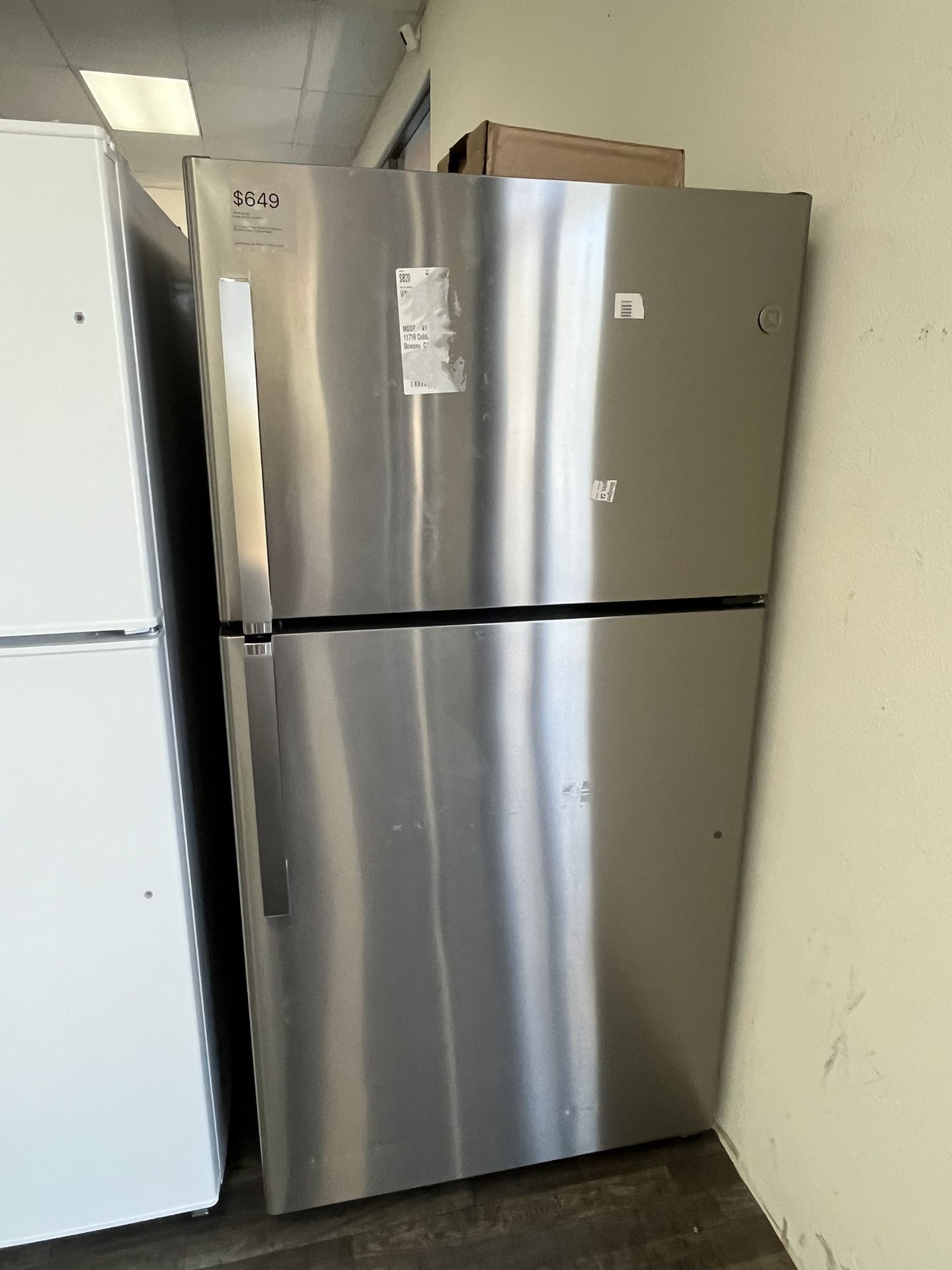 $649 Inventory Clearance (MSRP $1299) GE 33”W Refrigerator, Top Freezer, 1 Year Warranty