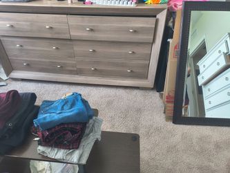 6 deep drawer/sliders City Furniture Dresser