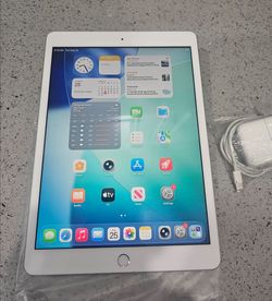 Apple iPad 8th Gen 10.2"  128GB WiFi  iOS 26 -Silver
