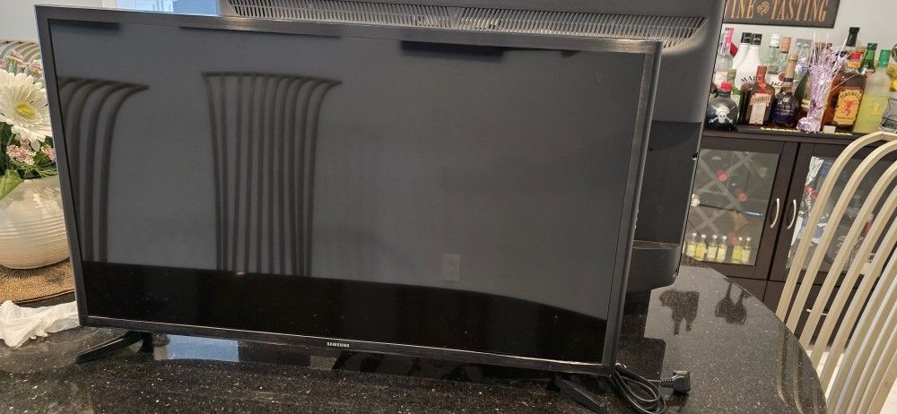 4 - 32" FLAT SCREEN HD TV $100