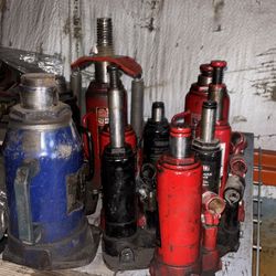 HUGE SET  OF HYDRAULIC JACKS 