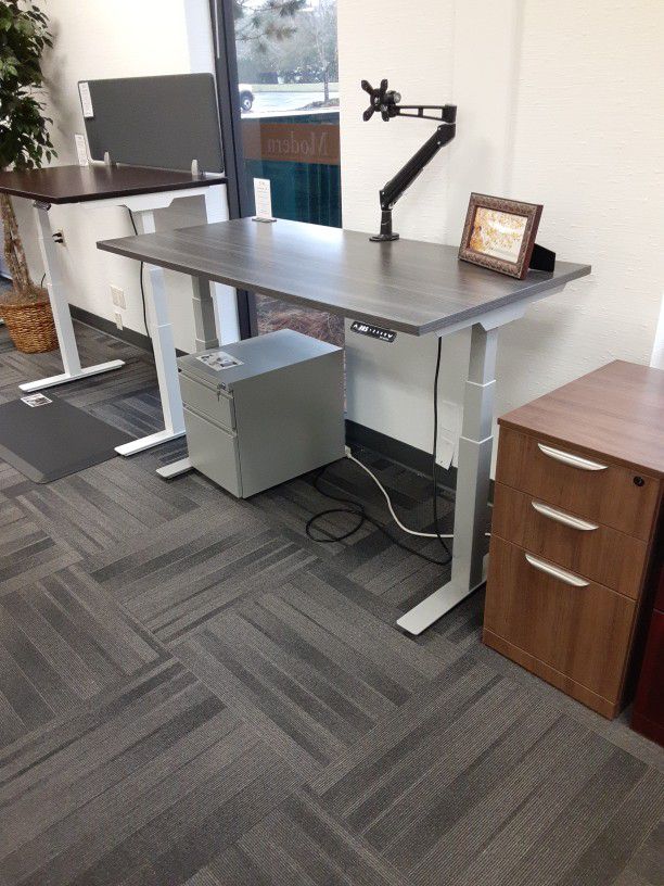 Electronic Sit-Stand Desk 60" × 30"