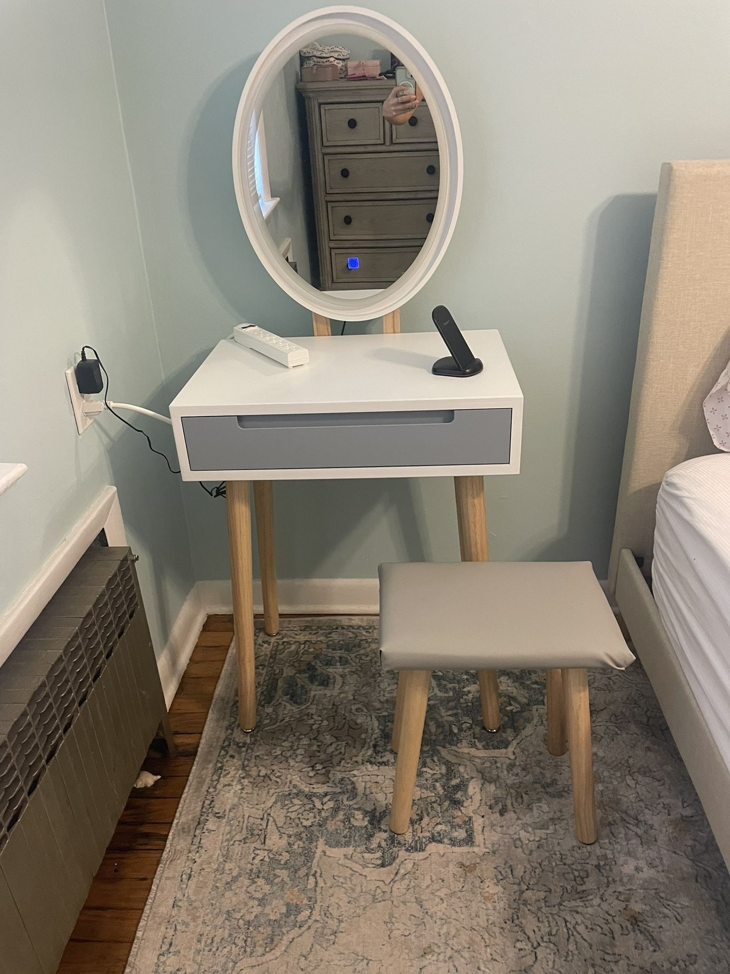 Vanity table With adjustable Brightness 