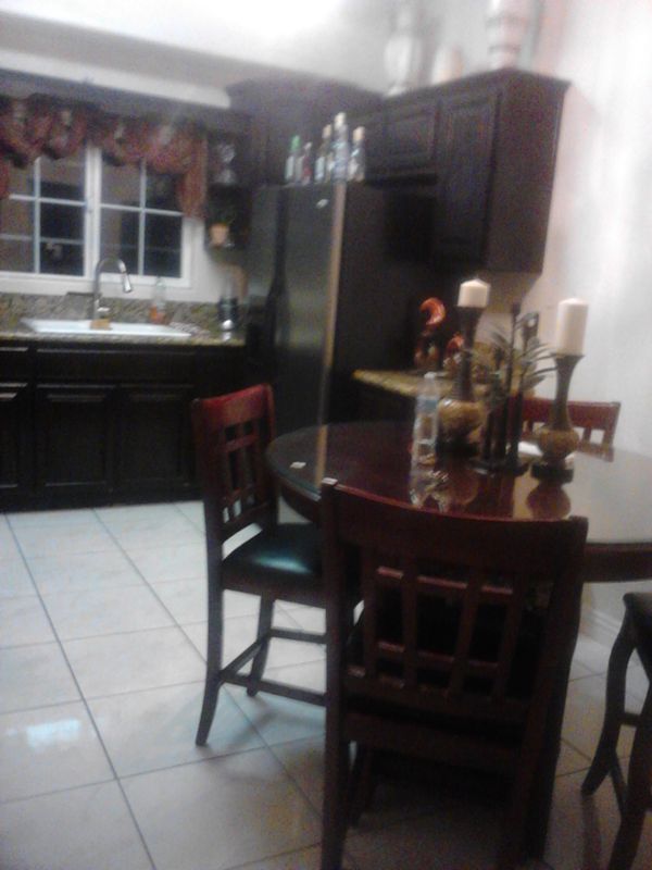 Comedor de 4 sillas for Sale in Los Angeles, CA - OfferUp
