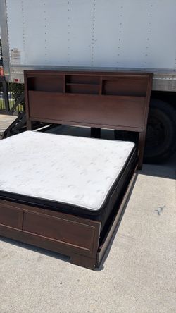 Cama king con su colchón y box spring y gavetero