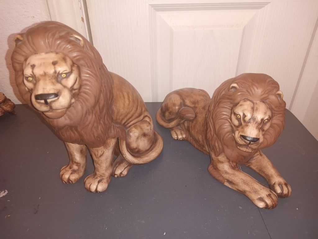 Two Beautiful Vintage Ceramic Lions Made Back In 78