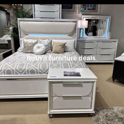White 4-pc Bedrooms Set : Queen Bed, Dresser, Mirror& Nightstand ( Not Including Mattress 
