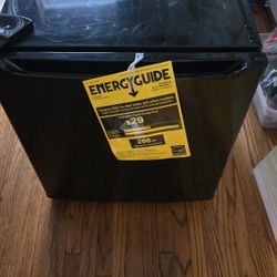 Hot Point 1.7cf Mini Fridge