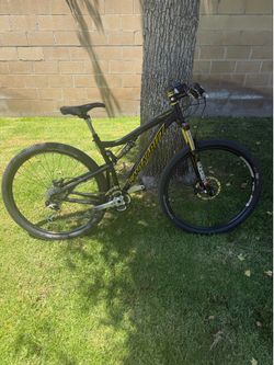 Selling my Santa Cruz Tallboy 29er Full Suspension Mountain Bike. This is a high-end trail/XC build with premium components throughout and is ready to