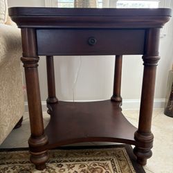 Bassett End Table With drawer