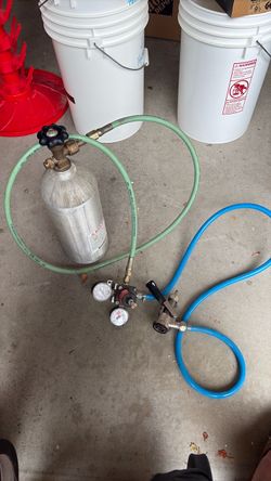 CO2 Tank with Dual Gauge Regulator and Hoses