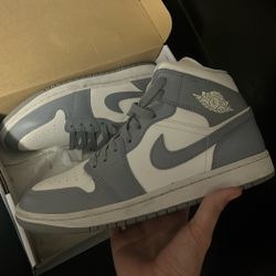 Wmns Air Jordan 1 Mid 'Stealth'