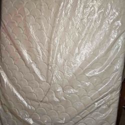 Des nouveaux lits et matelas sont disponibles avec un bon prix.