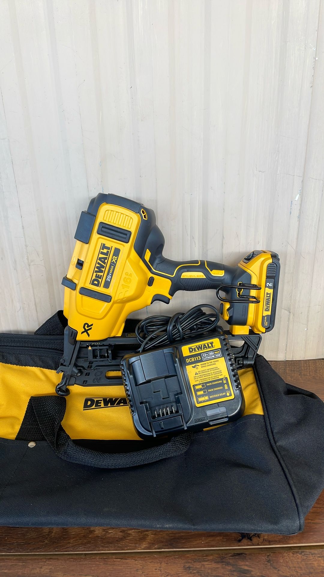 DEWALT 20V MAX XR 16 Gauge Electric Cordless Angled Finishing