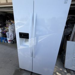 Kenmore White Refrigerator with Ice Maker and Water