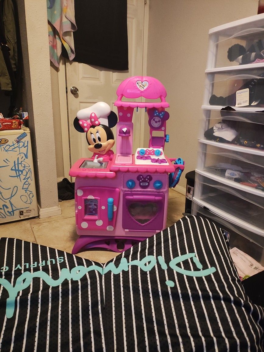Minnie Mouse Kitchen With Some Toys Inside