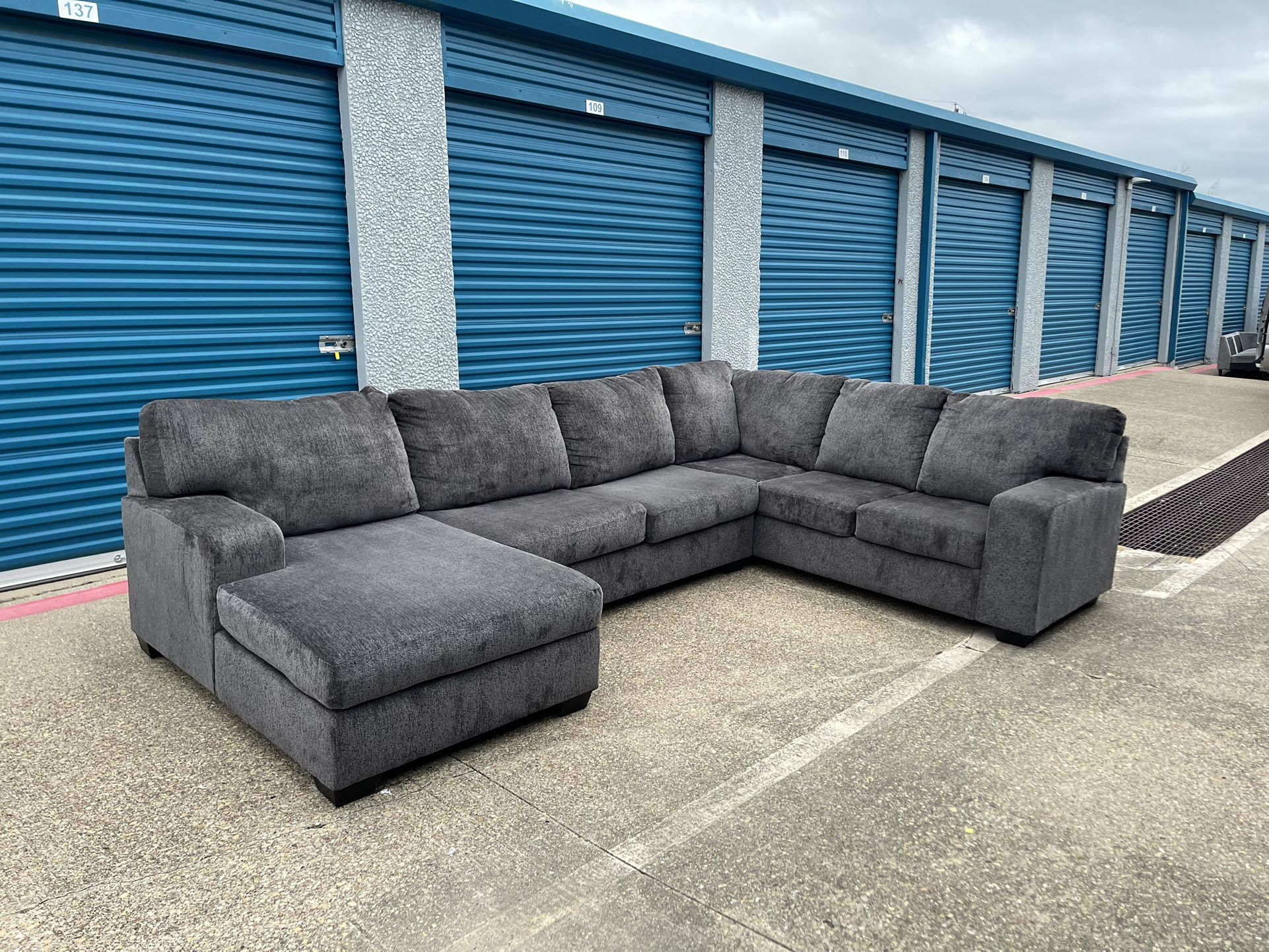 LIKE NEW ❗️ASHLEY FURNITURE ❗️HUGE DARK GRAY SECTIONAL COUCH 🛋  ❗️❗️ FREE DELIVERY 🚚💨❗️