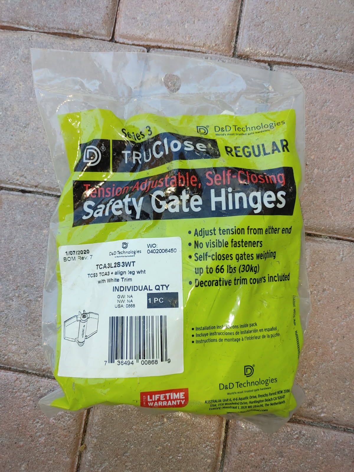 New safety gate hinges