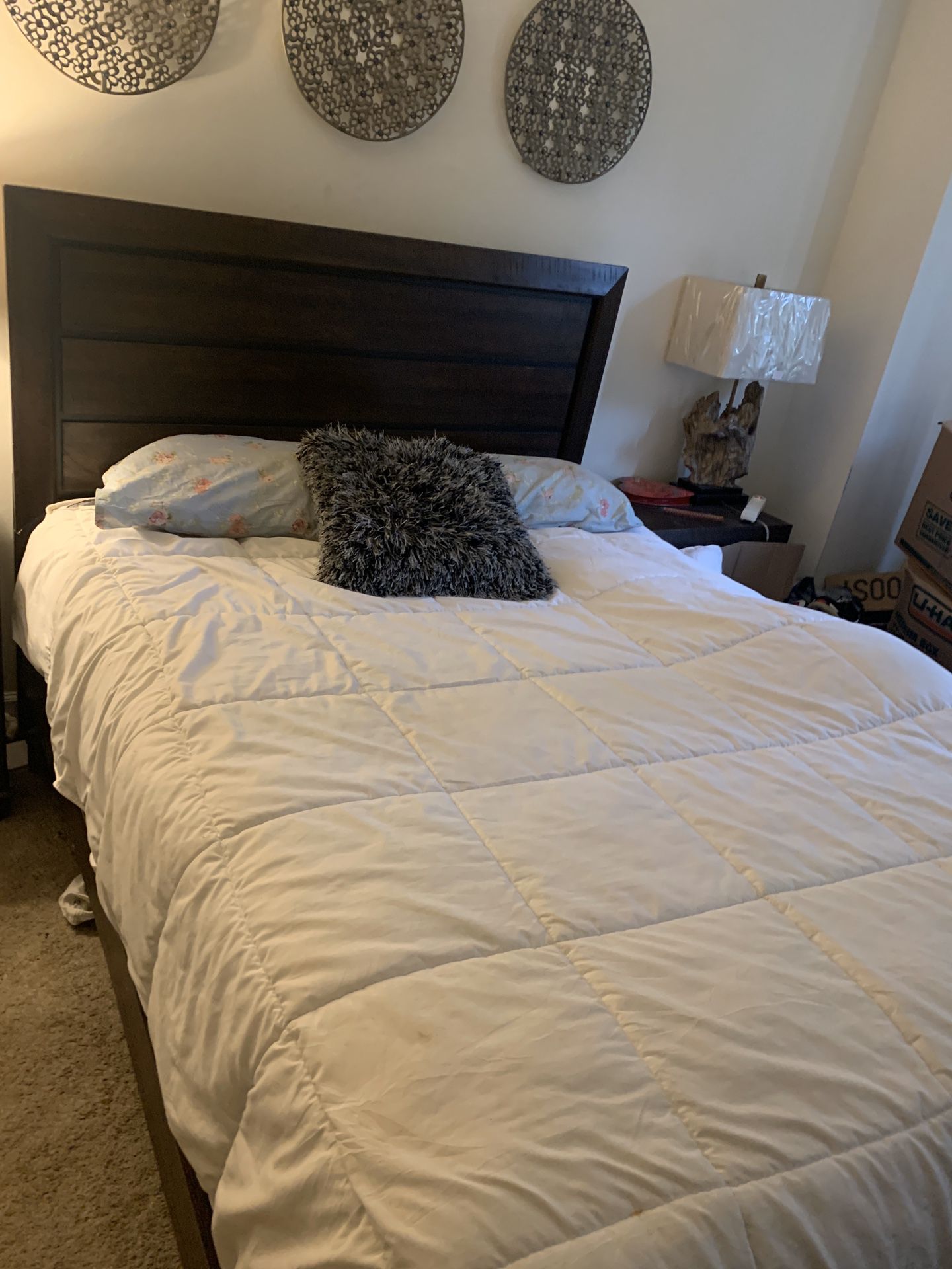 Bedrooms queen size set = 350