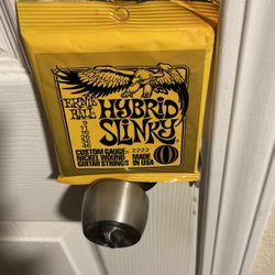 Ernie Ball Hybrid Slinky Custom Gauge Nickel Wound Guitar String.