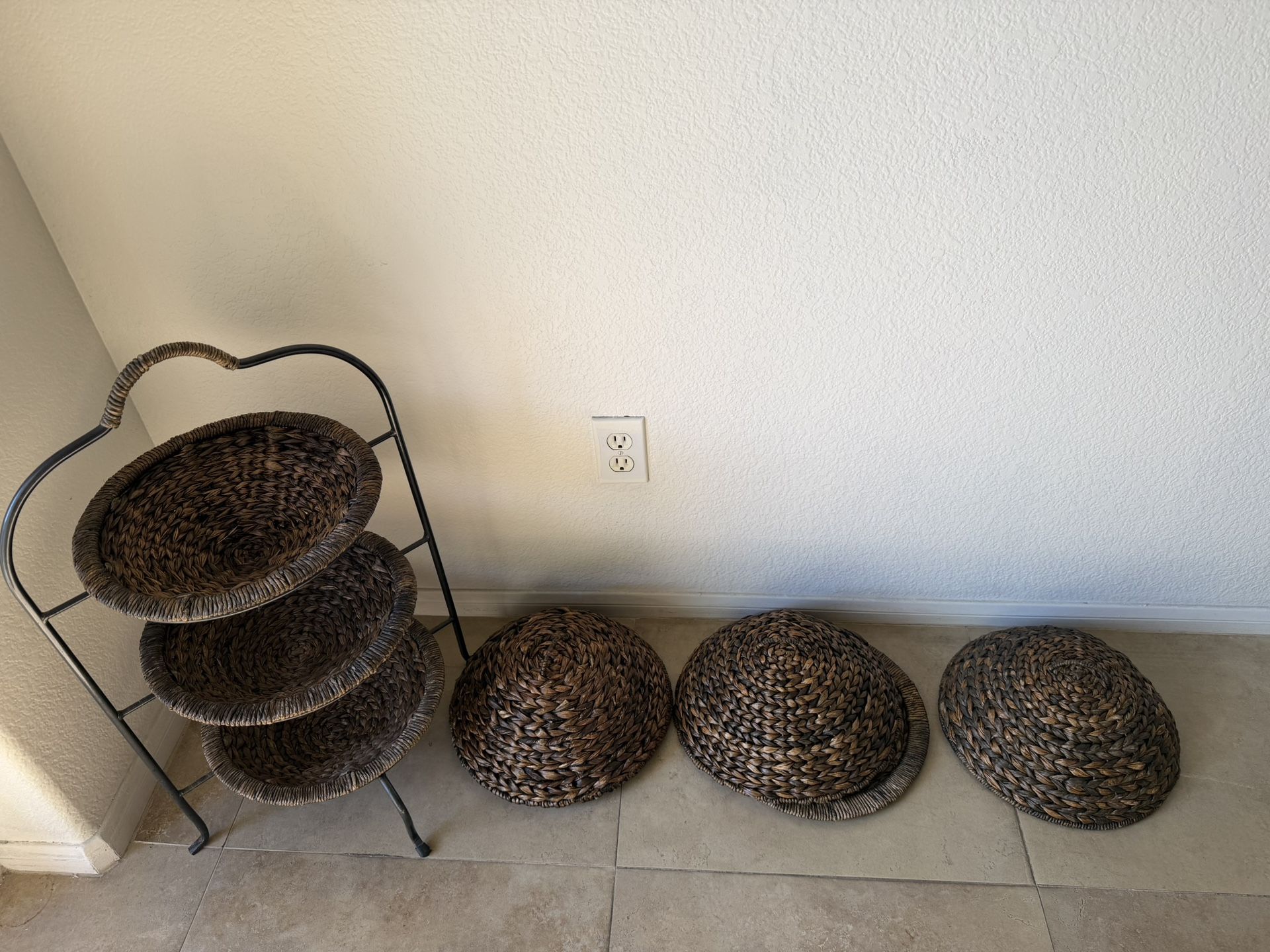 Serving Basket With The Base