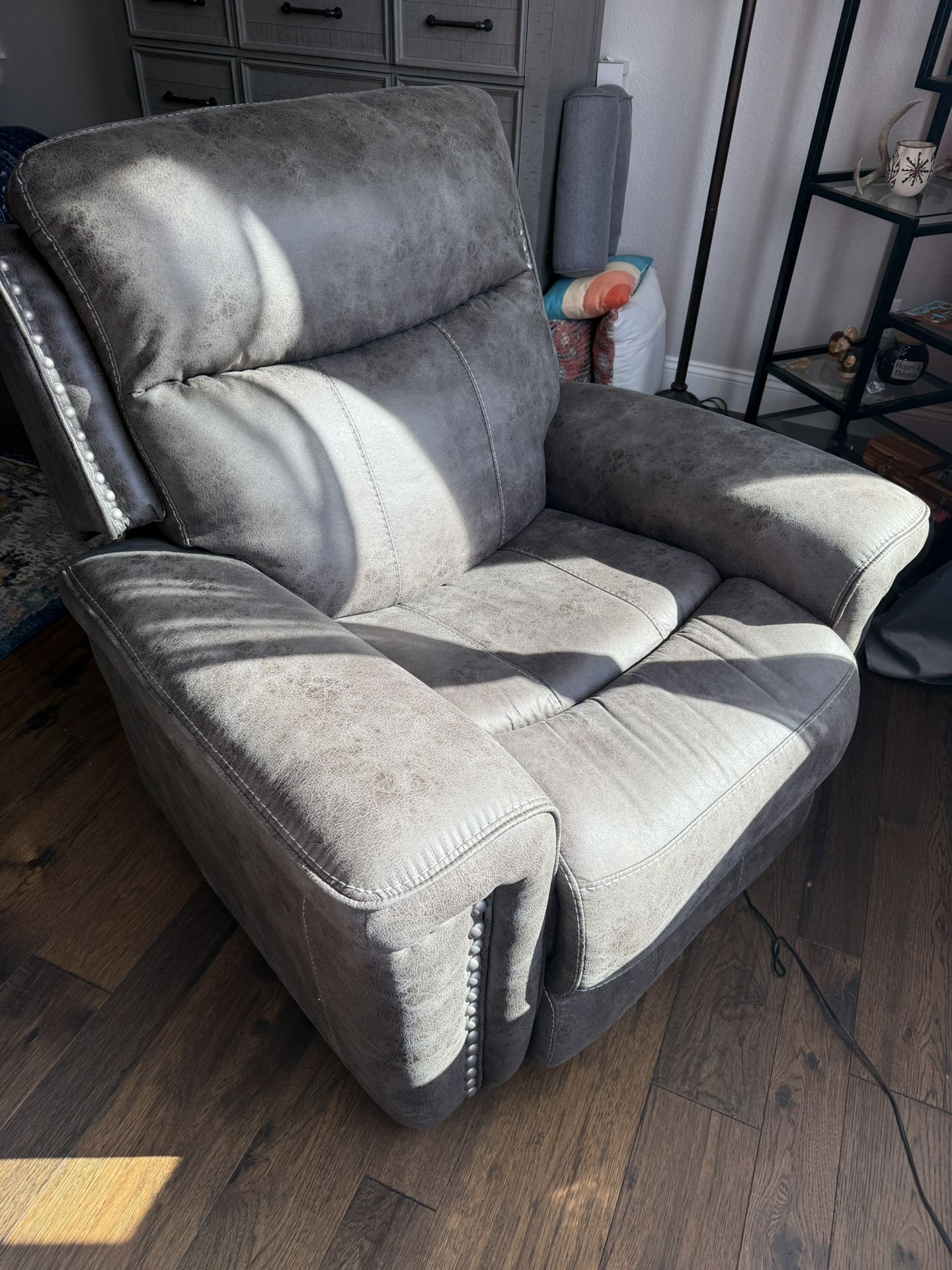Power recliner Like New!