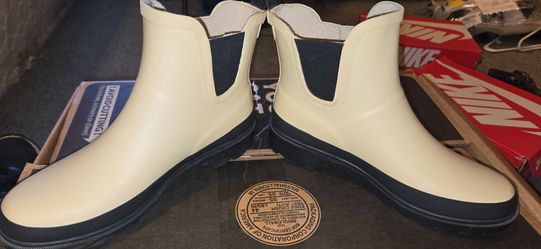Rain boot sz 6
