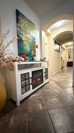 Beautiful white fireplace /tv stand in excellent condion 60” inches long