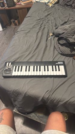 MidiPlus AKM320 keyboard