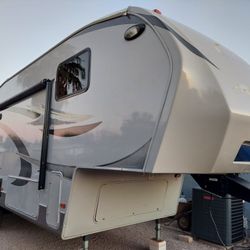 2012 Fifth Wheel Camper Travel Trailer 30'