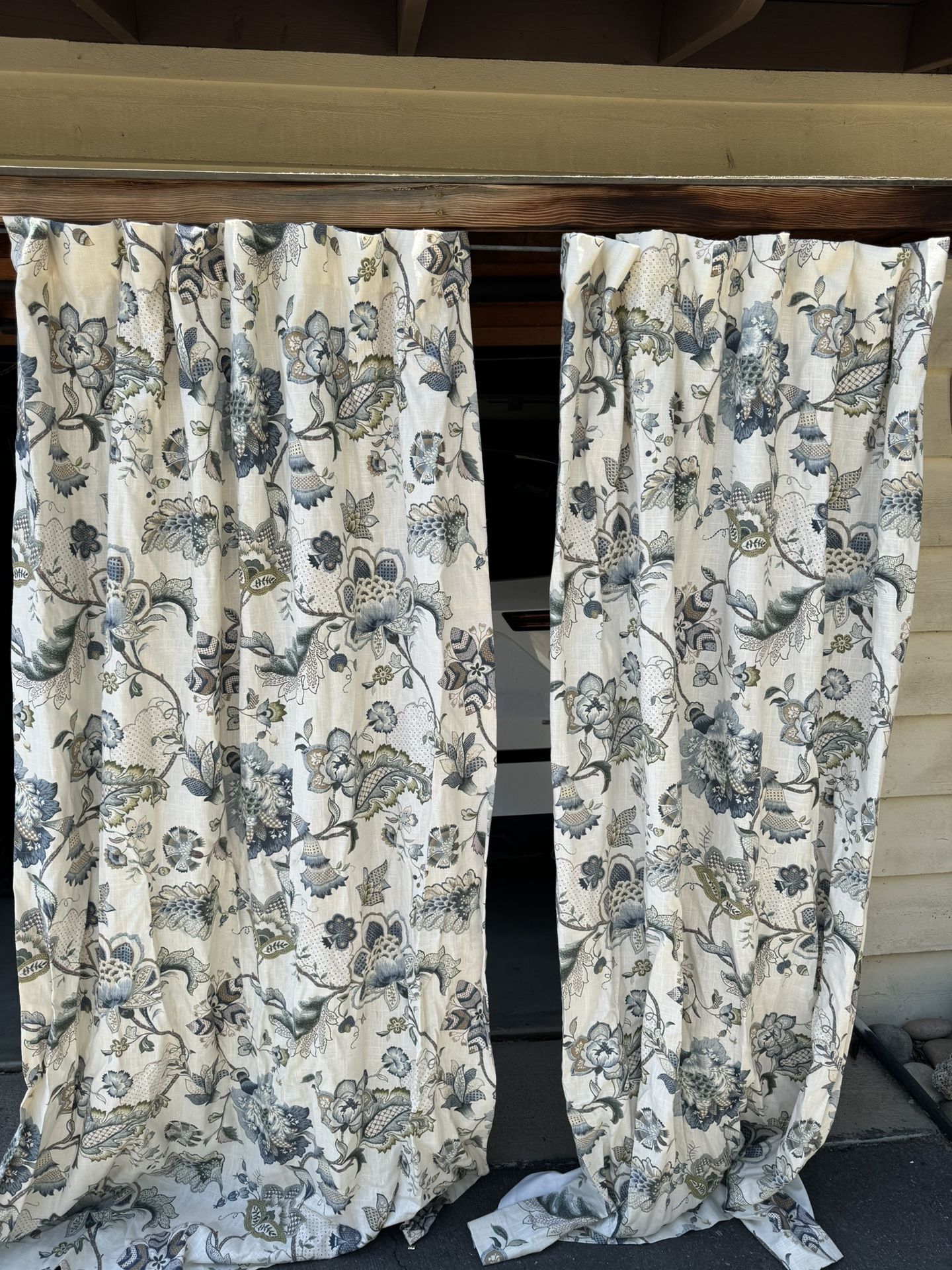2 Panels Floral Lined Curtains/Black Rod With Rings