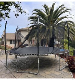 SKYWALKER TRAMPOLINE 15 foot ROUND with brand new in box blue padding enclosures