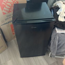 Mini Fridge (40% Original Price And Negotiable)