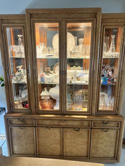 Broyhill China/curio Cabinet