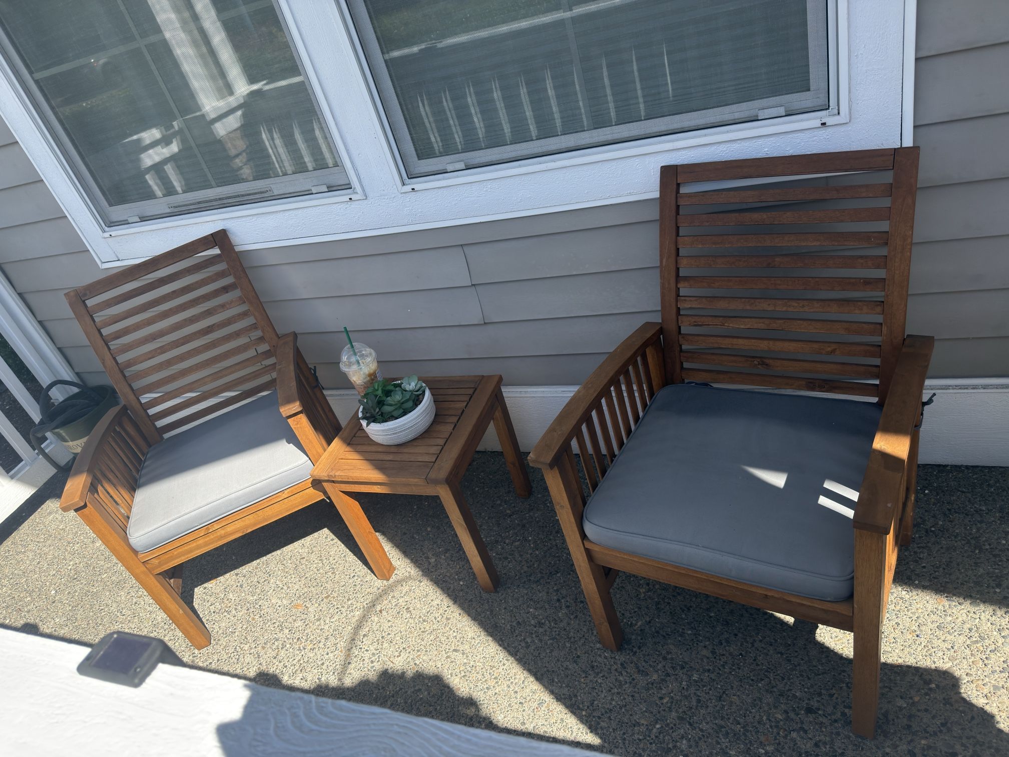 Front Porch/ Patio Chairs & Small Table