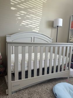 Delta crib & Newton mattress