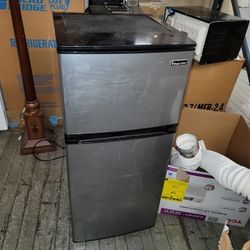 5.1 Cu.ft Refrigerator With Freezer On Top 