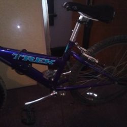 Trek 220 Mountain Bike 24"Tires Purple And Teal Color