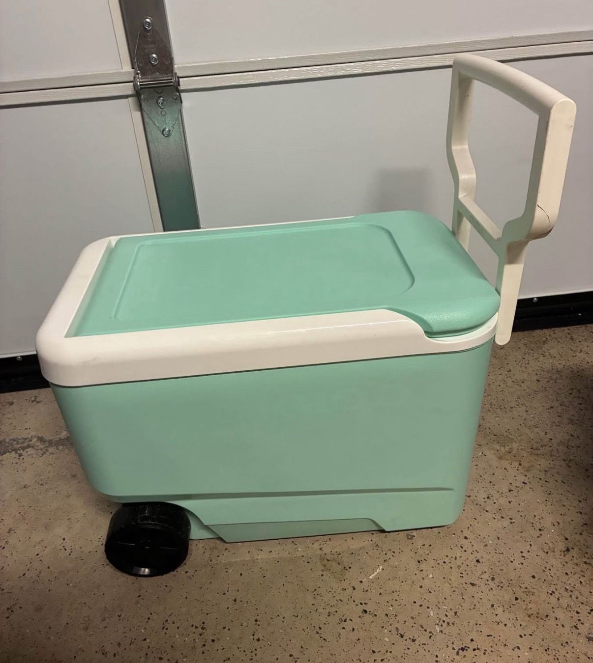 Igloo 38qt Cooler -53 Can Capacity,