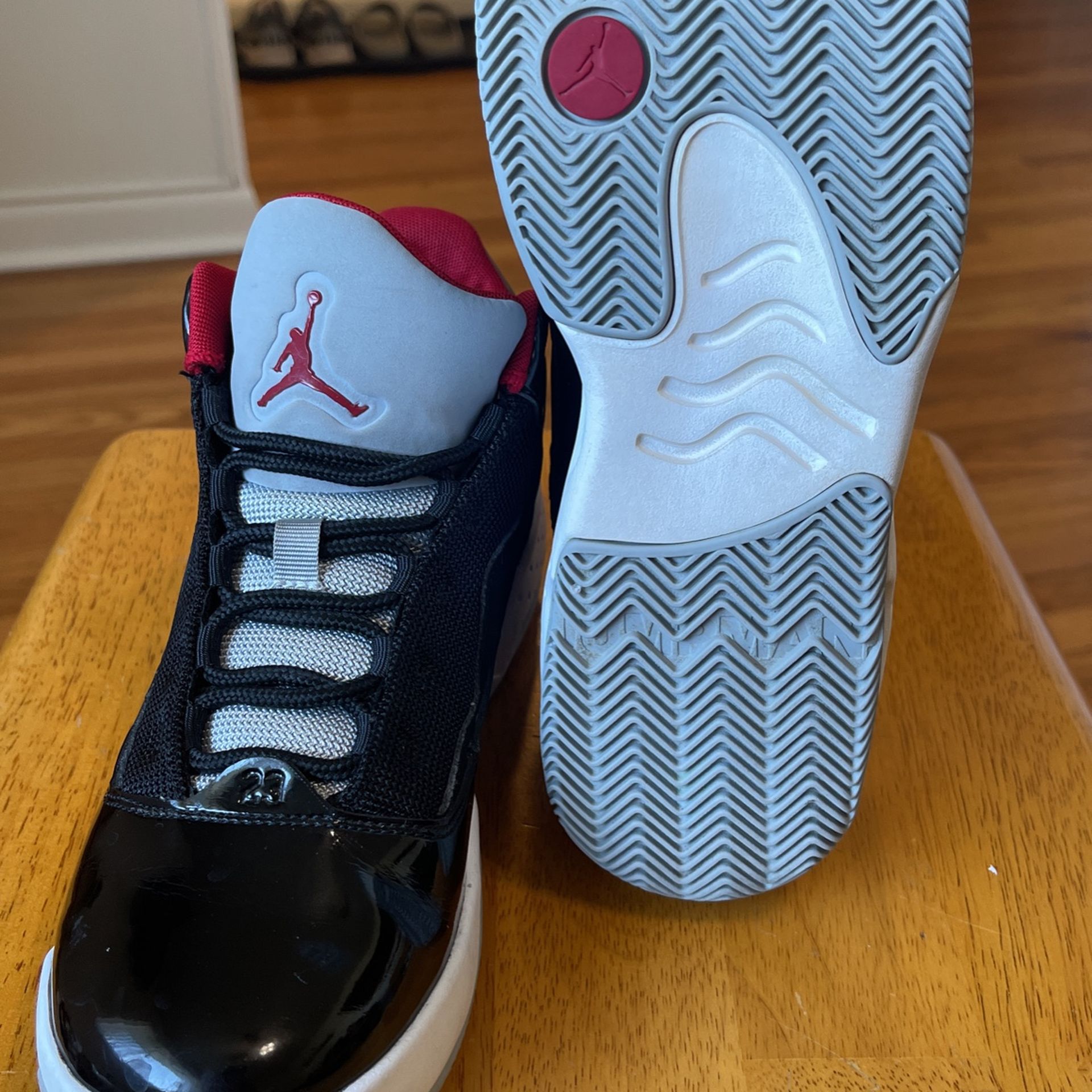 LIKE NEW CONDITION JORDANS SIZE 6.5Y Or size 8 women Women s shoes
